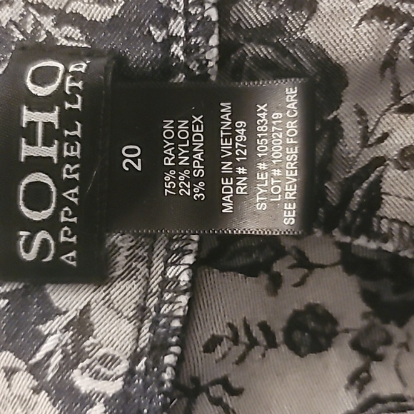Soho Apparel Size 20 Floral Gray White Stretch Ankle Pants Zip Feature - Picture 2 of 4